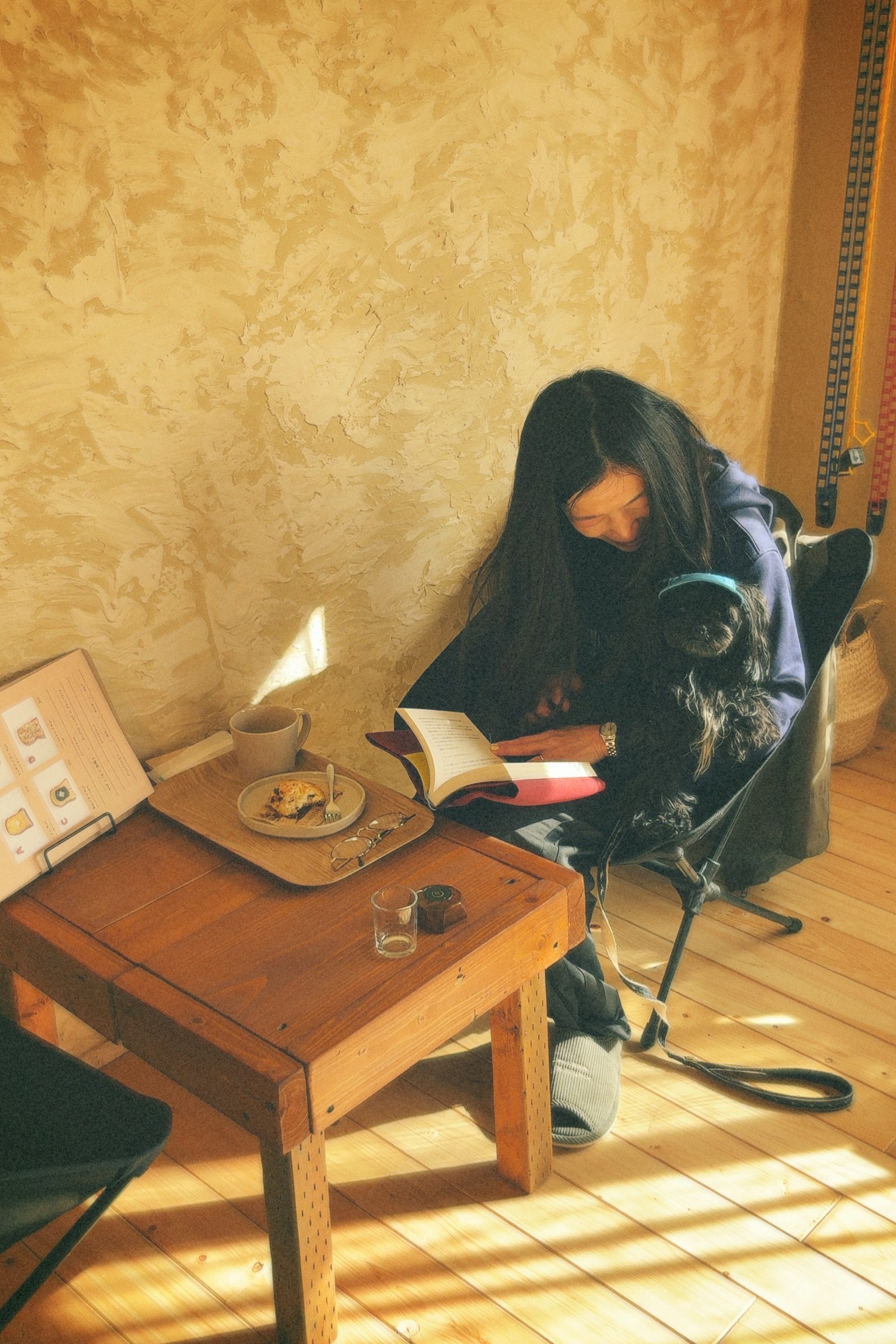 shotory café で愛犬と読書する様子