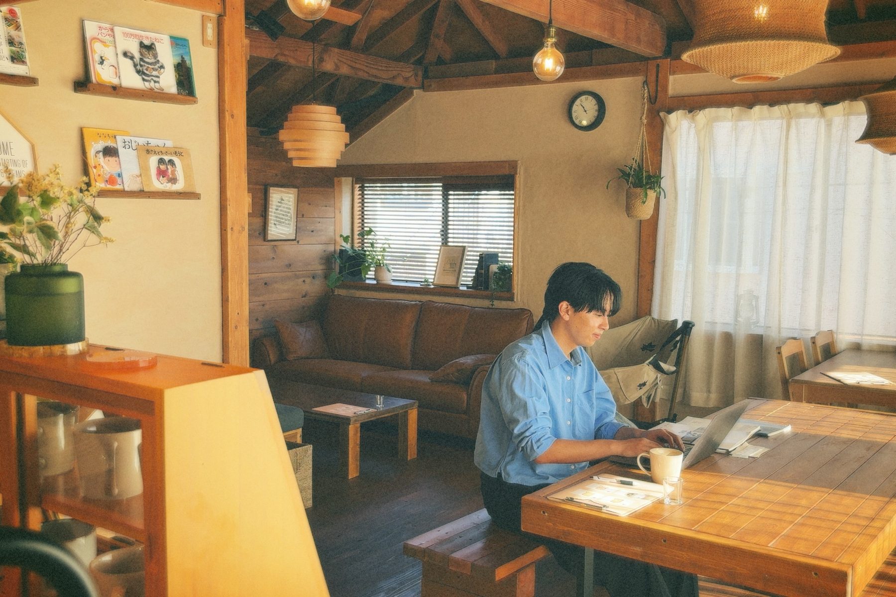 shotory café 店内でくつろぐ様子